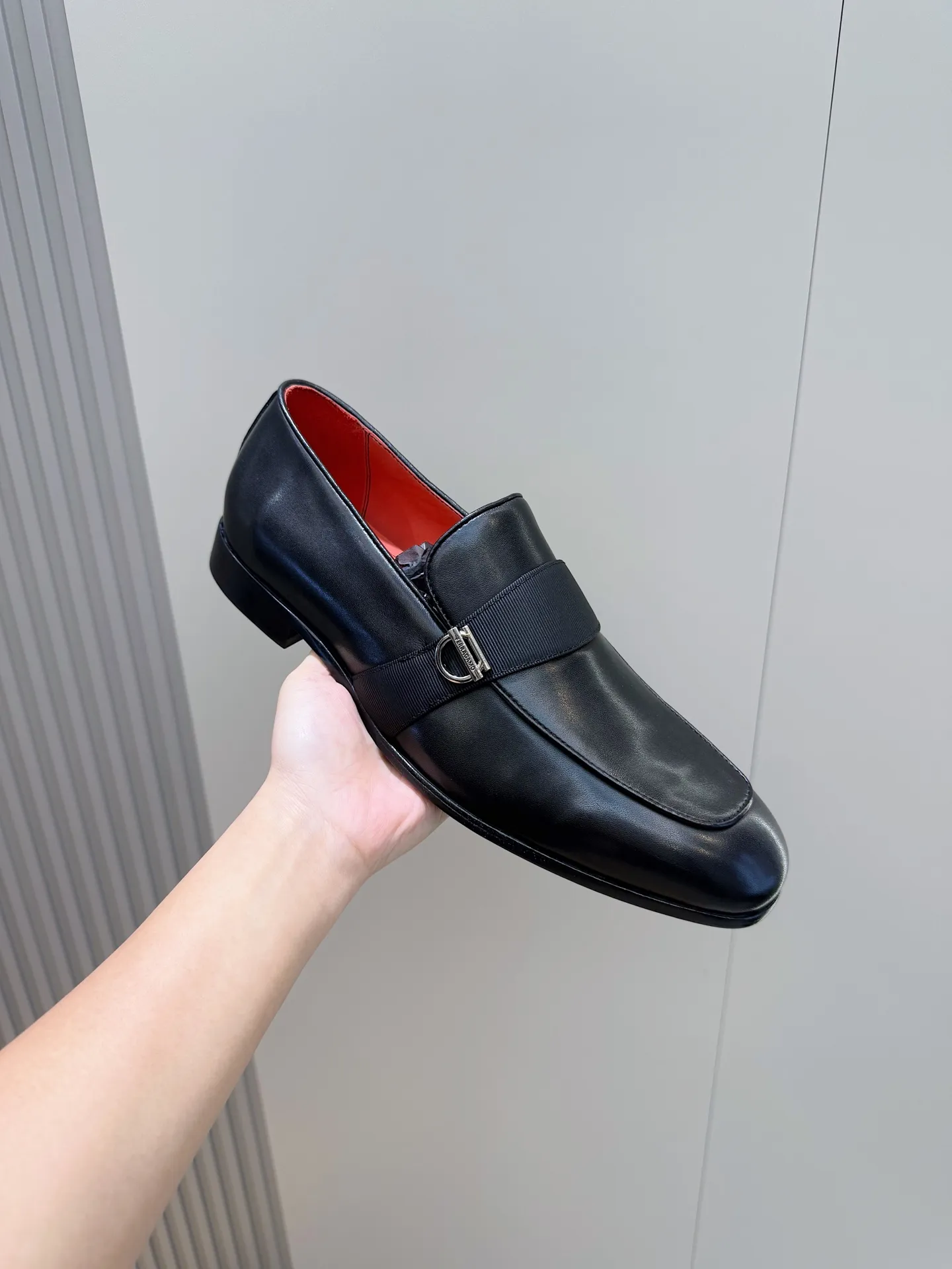 [Ferragam] Top P: 960💰 Size: 39-44 (38. 45.46 can be customized) Ferragamo Gancini buckle moccasins. These men's loafers are exquisite and gorgeous, with shiny patent leather uppers that highlight urban style. The almond-shaped toe adds a stylish touch, with three-dimensional stitching around the upper and contrasting tubular piping for a unique silhouette. The shoes are exquisitely crafted, with grosgrain ribbons and metallic Gancio buckles adding a classic touch, complementing the contrasting red accents. Finished with a slim leather sole. Imported cowhide upper + cowhide lining + genuine leather outsole.
